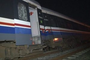 İzmir'de yolcu treni raydan &ccedil;ıktı
