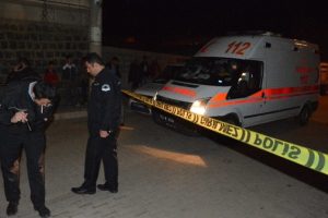 Otomobilinin i&ccedil;inde silahlı saldırıya uğradı