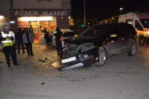 İki otomobilin &ccedil;arpıştığı kaza şans eseri atlatıldı