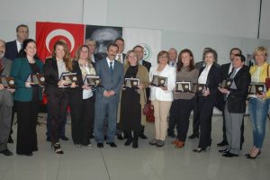 Avukatlar g&uuml;n&uuml;n&uuml; kokteylle kutladılar...