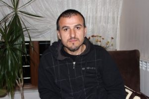 Komşusuna m&uuml;dahale eden doktoru sırtından bı&ccedil;akladılar