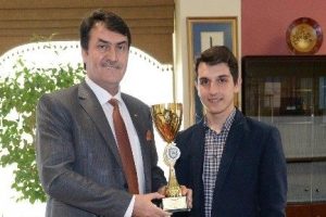 Motokros sporcusu Pandır kupayı başkana sundu