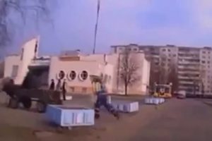 At arabasıyla macera filmlerine &ouml;zenince...