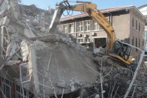 Bursa'da o bina 'risk' gerek&ccedil;esi ile yıkıldı!