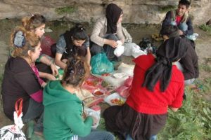 Yıllardır &ccedil;atışma yaşanan dağda piknik yaptılar