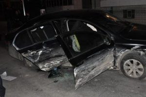 Park halindeki 3 otomobile &ccedil;arparak durabildi