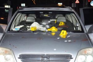 Seyir halindeki otomobile kurşun yağdı