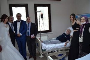 Gelinlik ve damatlıkla hastaneye