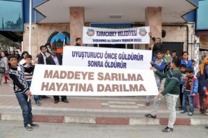 Bursa'da Roman vatandaşlardan uyuşturucuya hayır y&uuml;r&uuml;y&uuml;ş&uuml;