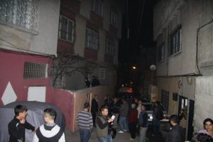 &Ccedil;ocuğunun g&ouml;z&uuml; &ouml;n&uuml;nde karısını &ouml;ld&uuml;rd&uuml;!