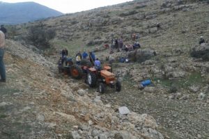 Trakt&ouml;r dereye u&ccedil;tu: 1 &ouml;l&uuml;, 1 yaralı