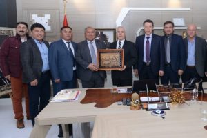Kırgız heyet Bursa'da Nil&uuml;fer Belediyesi'nin planlarını inceledi