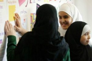 İngiliz &ouml;ğretmenlerden tepki: H&uuml;k&uuml;met &ouml;ğrencileri ihbar etmemizi istiyor