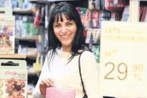 Zara alışverişte makyajsız yakalandı...