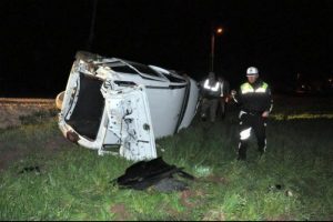 Minib&uuml;s yoldan &ccedil;ıkıp takla attı: 1 &ouml;l&uuml;, 1 yaralı
