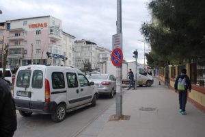 Okul &ouml;nlerinde servis ara&ccedil;larına park engeli