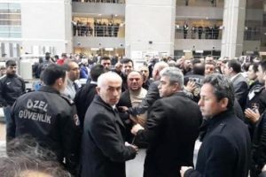 Adliyede "Aranmam" diyen avukatlara tepki