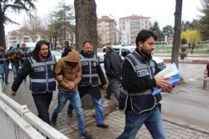 Okula giren hırsızlar yakalandı