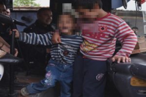 Evleri aranırken, onlar polislerle sohbet etti