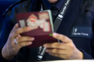 İngiltere'de &ccedil;ıkışlarda pasaport kontrol&uuml; var