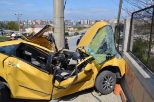 Hurdaya d&ouml;nen otomobilin s&uuml;r&uuml;c&uuml;s&uuml; yaralı