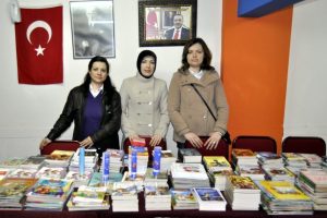 AK Partili kadınlardan kitap kampanyası