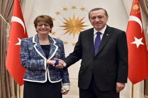 Anne Brasseur'&uuml; kabul etti