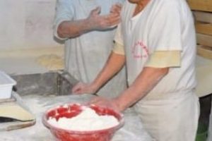 Hayvan yemiyle ekmek yaparken yakalandılar!