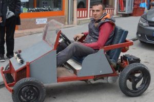 Marangoz tek kişilik arazi aracı yaptı