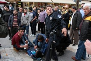 Bonzai krizine giren gen&ccedil; bileklerini kesti