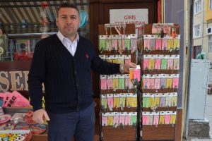 Bilgisayar malzemelerinden anahtarlık yapıyor