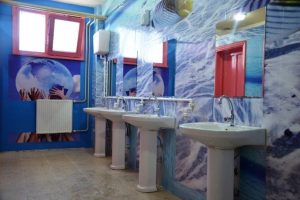 &Ouml;ğrenciler i&ccedil;in eğitici temalı tuvaletler