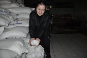 Babasının kalan tuz tesisini ayağa kaldırdı