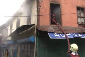 Başkentte korkutan yangın: 4 iş yeri hasar g&ouml;rd&uuml;