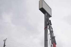 Bursa'da reklam direğine gizlenmiş baz istasyonu yıkıldı!