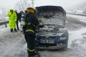 Bolu'da otomobilin motoru yandı