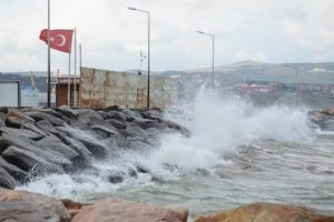 Fırtına deniz ve hava ulaşımını vurdu