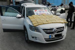 Otomobilin tavanında 42 kilo eroin ele ge&ccedil;irildi