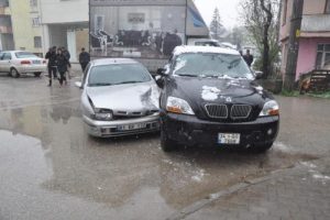 Otomobil ile cip &ccedil;arpıştı: 3 yaralı