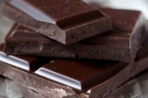 Kalp i&ccedil;in g&uuml;nde 20 gram bitter &ccedil;ikolata t&uuml;ketin