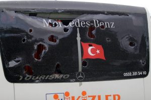 Beşiktaş hentbol takımına taşlı saldırı