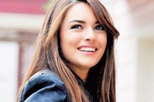 'Ezgi Mola'nın &ccedil;ıplak' resimlerinden uzak durun!