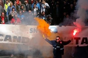 Tepki b&uuml;y&uuml;yor! Avrupa &uuml;lkesinde hayat durdu