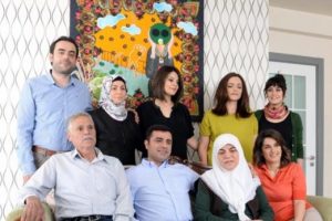 Selahattin Demirtaş'ın aile fotoğrafındaki ''Hawar'' detayı