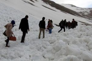&Ccedil;ığ d&uuml;şt&uuml; 11 saat mahsur kaldılar