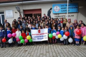 &Uuml;niversitelilerden Bursa'nın k&ouml;y okullarına ziyaret