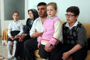 Rus eşinden olan 3 &ccedil;ocuğuna kimlik &ccedil;ıkartamıyor