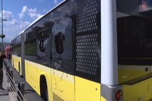 Metrob&uuml;s&uuml;n tekerleği fırladı: Faciadan d&ouml;n&uuml;ld&uuml;