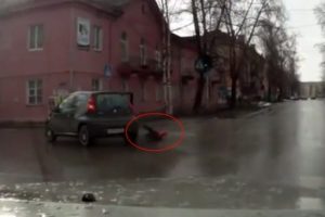 K&uuml;&ccedil;&uuml;k &ccedil;ocuk otomobilden d&uuml;şt&uuml;!