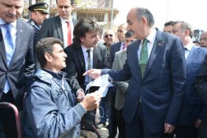 Bursa'da hasta oğlu i&ccedil;in Bakan'ın &ouml;n&uuml;n&uuml; kesti!